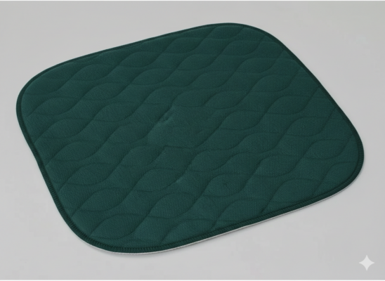 Sædebeskytter i velour med vandtæt bagside placeret på en lænestol Mørkegrøn eller bordeauxrød quiltet sædebeskytter i velour 53x60 cm restsalg hos Tinsø