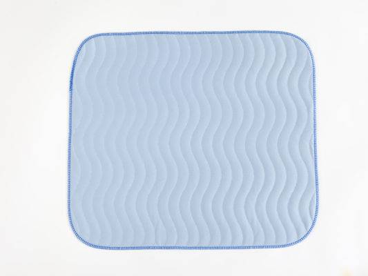 Blødt og vandtæt Siddeunderlag i lyseblå velour til stole, kontorstole og bilsæder fra Tinsø Webshop.