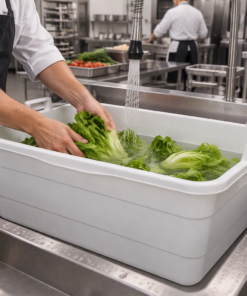 45 liters hvid plastbalje anvendt til vask af salat og grøntsager i professionelt industrikøkken.