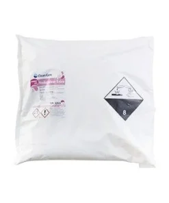 En stor, hvid pose Laundry Line Vaskepulver Extra 10 kg står klar i et lyst og rent industrivaskeri, klar til at sprede friskhed og sikre strålende rene tekstiler med professionel kraft."