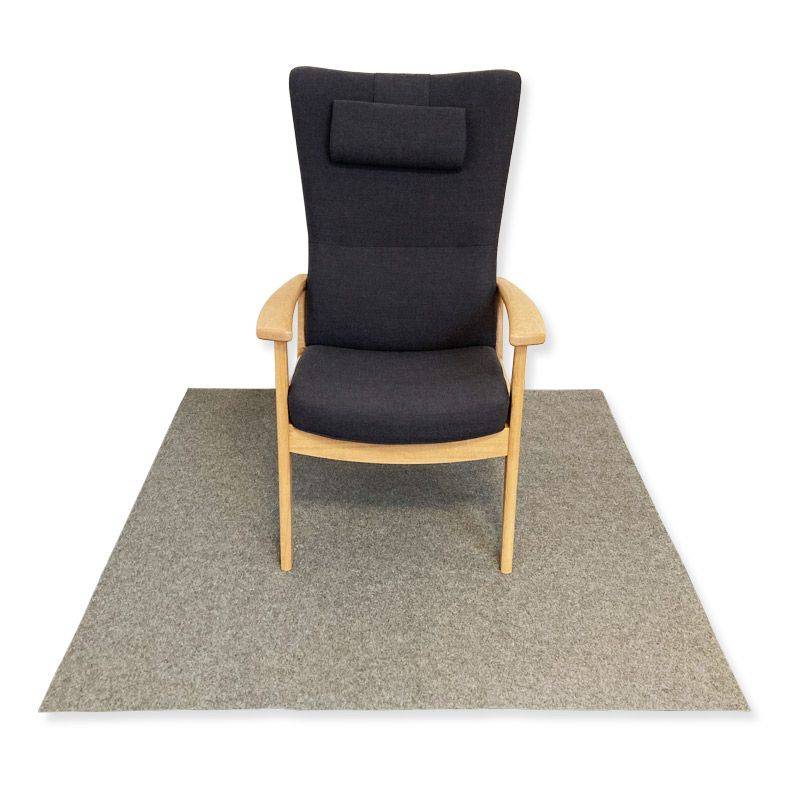 Nærbillede af et gråt brandhæmmende tæppe 150x150, der viser den tætte vævning og den høje kvalitet af det brandsikre materiale fra Tinsø.