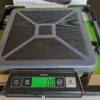 Gulvvægt med håndtag hele vejen rundt, ideel til pakker op til 50 kg. Den er flytbar og måler 400 mm i længden og 410 mm i bredden.