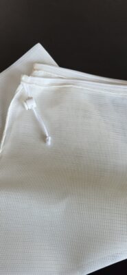 Et stort og professionelt Finmasket vaskenet hvid 100 x 100 cm med sikker DIBE-lås og lap til skånsom vask, præsenteret af Tinsø Webshop.