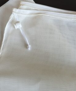 Et stort og professionelt Finmasket vaskenet hvid 100 x 100 cm med sikker DIBE-lås og lap til skånsom vask, præsenteret af Tinsø Webshop.