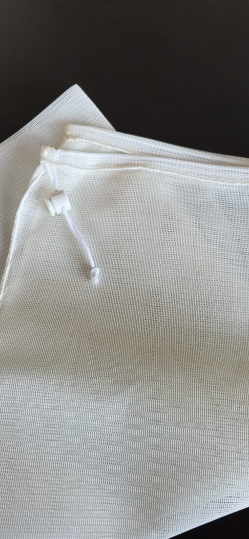 Et stort og professionelt Finmasket vaskenet hvid 100 x 100 cm med sikker DIBE-lås og lap til skånsom vask, præsenteret af Tinsø Webshop.